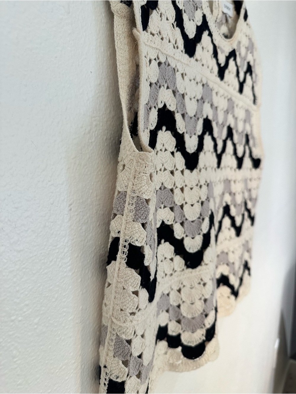 Evereve Boho Crochet Knit Top Medium Ivory Gray Black Scallop Sleeveless Cotton - Picture 4 of 9